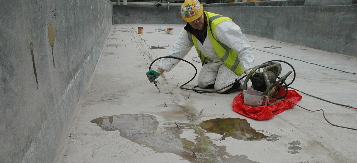 Насос подбирается в зависимости от объемов работ и состава вещества, которым планируется заполнять трещины