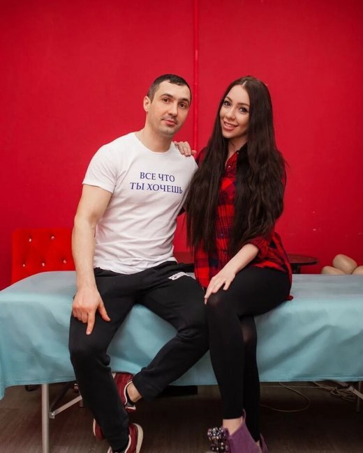 
«До сих пор не даю Алёне зелёный свет, но уже вот-вот всё случится. На 8 марта! Я не тороплюсь, потому что мне не хочется порочить отношения или якобы ей воспользоваться. У нас всё развивается постепенно, не спеша. Хотя, конечно, я понимаю, что на «ДОМе-2» день за три. Но я не опаздываю на поезд», — поделился участник своими мыслями.
По словам Мокроусова, он уже замечает в Алене положительные перемены и надеется, что в дальнейшем они только продолжат улучшать и совершенствовать свою жизнь. Но навязывать возлюбленной определенные правила он не собирается. Ему нравится, что Алена все время, что они вместе, радуется жизни и постепенно меняет свой образ жизни.
