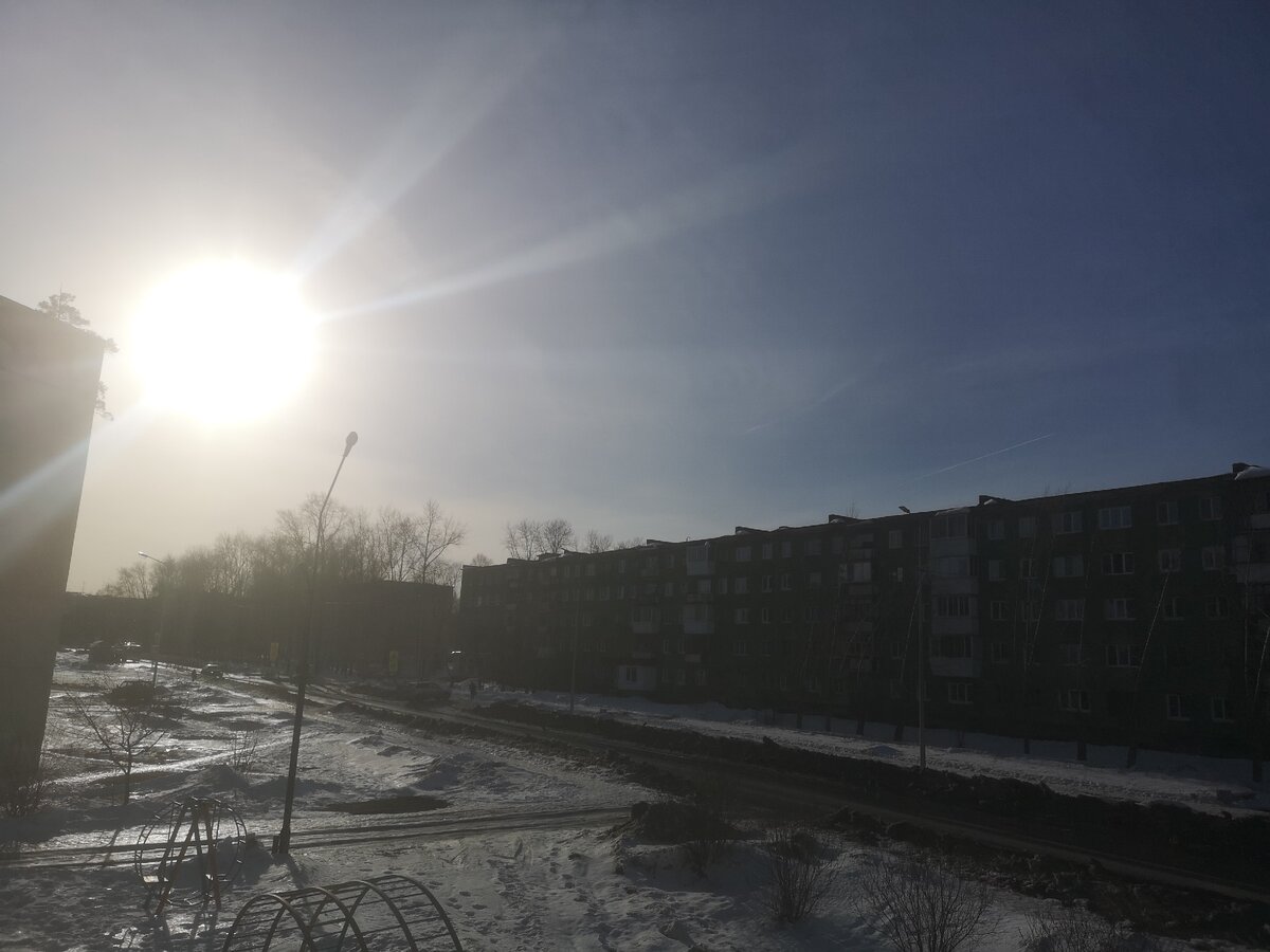 Прекрасное солнце, как его можно не любить? Красивое небо, суета вокруг неемоверна, выйди из рутины, взгляни на мир по новому! 