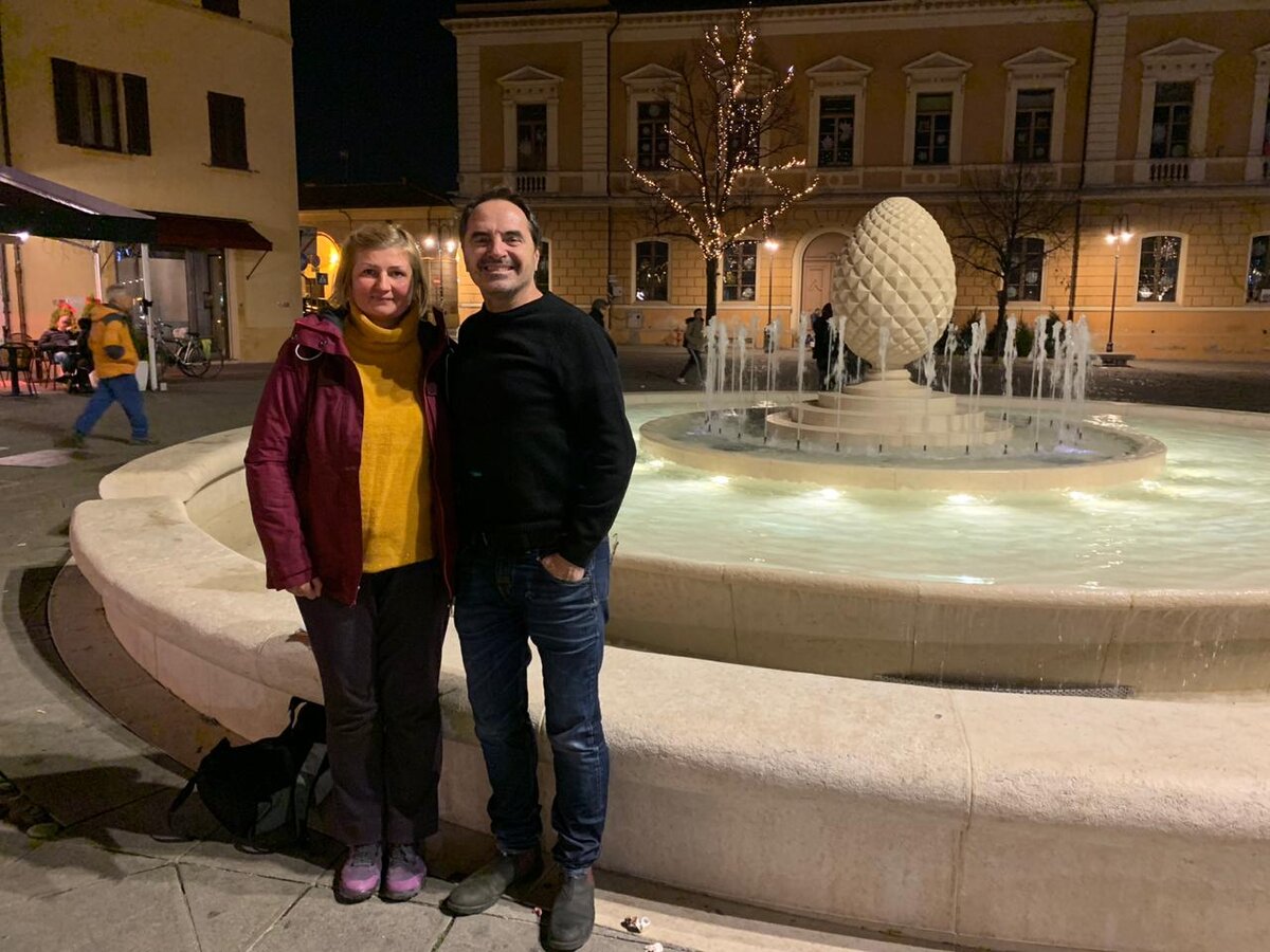 Мы с Андреа Гуэрра в Сантарканджело-ди-Романья. Слева - Дом, в котором родился и ушёл из жизни Тонино