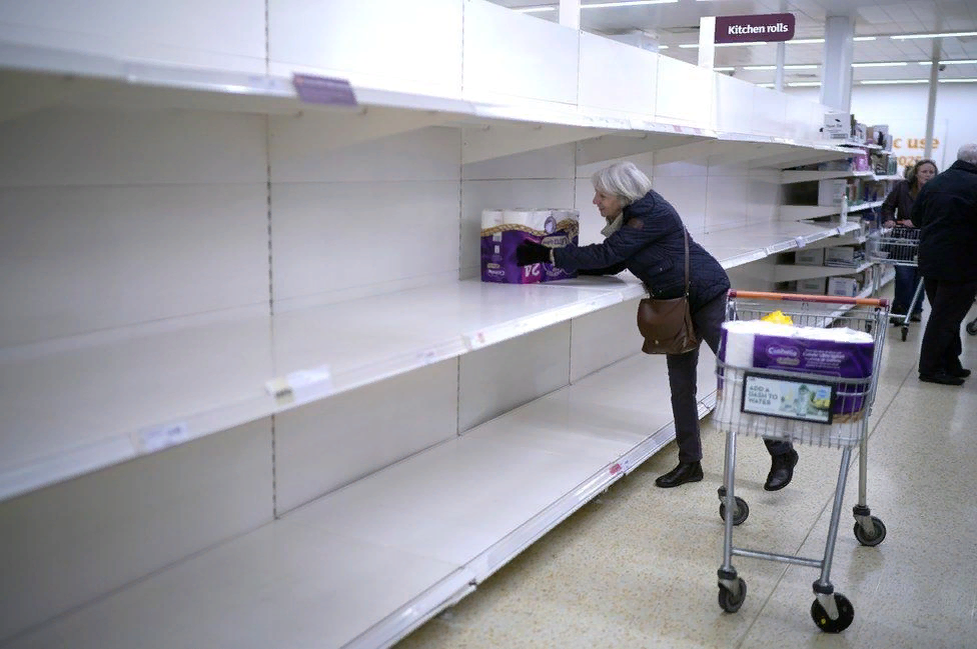 Женщина получает последнюю пачку туалетных рулонов в супермаркете Sainsbury's в Нортвиче, Великобритания. Очередь из примерно 600 пенсионеров образовалась до открытия магазина в 07: 00, причем первый час зарезервирован для пожилых и уязвимых людей. Многие магазины ввели ограничения на то, что люди могут купить, чтобы попытаться ограничить накопление популярных предметов.