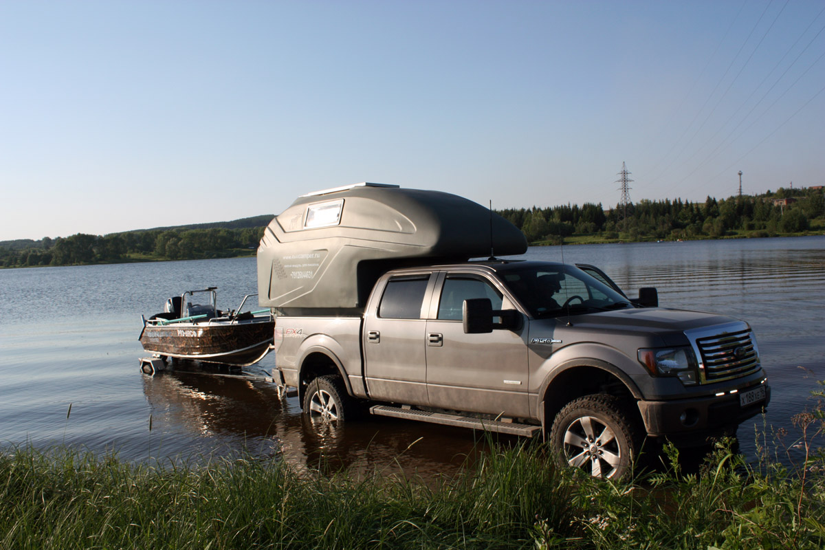 Ford f150 с лодкой. Форд f-150 с прицепом. Мицубиси л200 с жилым модулем. Ф150 Форд с прицепом для катера.