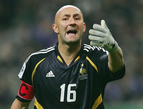 5 матчей 4 пропущенных мяча. Лучший вратарь 2000 года. Тогда доигрывал за Монако и перешёл в Манчестер Юнайтед. Сейчас профессионально занимается автогонками. Из открытых источников.