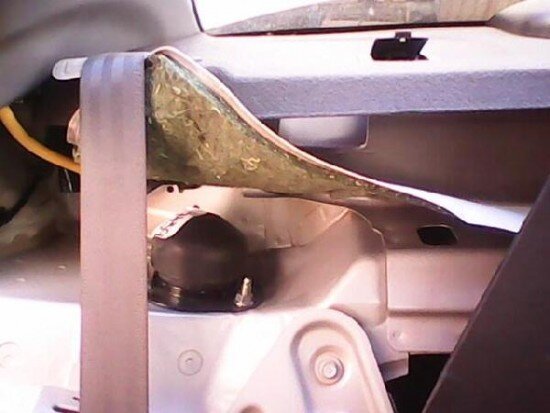 
Всем  владельцам Chevrolet Epica, наверное известна болезнь этого автомобиля.  Для не посвященных хотим сказать, что подвеска, при езде по неровностям  издает стуки-грюки, что реально раздражает. Проблема кроется в  конструкции амортизаторов. К сожалению подобрать стойки других  производителей невозможно, их просто нет. Поэтом клубы владельцев  Chevrolet Epica искали решение данной проблемы и нашли. Вот небольшой  отчет, как это сделать.

Нужно поставить шайбы убрав штатную. Стойку амортизатора  для этого как оказалось снимать не нужно, все аналогично разборке  передних стоек. Чтобы добраться до крепления штока нужно снять малые  подушки спинки сидения. Она крепиться на один болт и фиксатор.  Откручиваем болт и сдергиваем ее вверх.


Доступу мешают пластиковые накладки за спинкой, нужно вытащить клипсы и снять их

