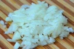 ШАГ 2:
Для этого блюда можно взять 150 грамм репчатого лука или столько же по весу (150 грамм) лука-порея. Если вы взяли репчатый, то почистите его и измельчите. Если у вас лук-порей, то помойте его и нарежьте полукольцами. Можно взять по 75 грамм каждого вида лука.