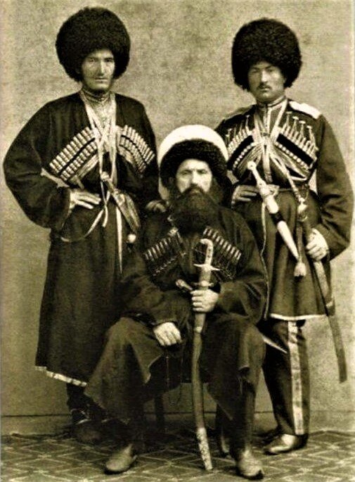Шамиль с сыновьями в Калуге. В руках имама сабля.