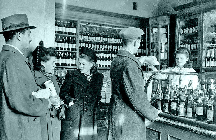 Витрина винного магазина в СССР. Свободный источник.