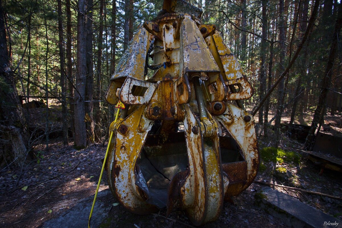 Роботы Чернобыля стоят заброшенны в Припяти, потому что очень радиаоктивны. Смотрите на этих трудяг