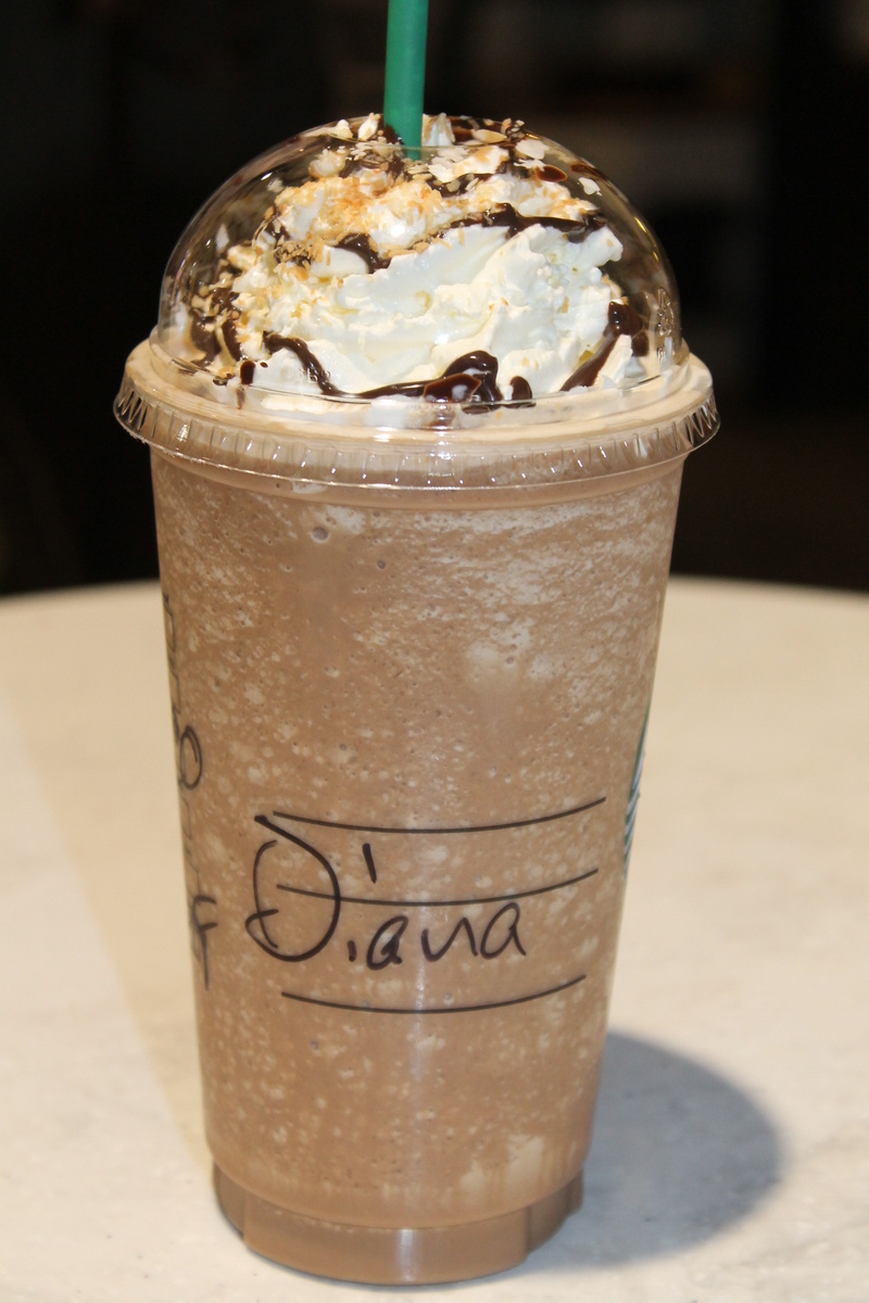 Сегодня мой любимый холодный кофейный напиток - Фраппучино с двумя шотами эспрессо. А горячий - Флэт-Уайт.