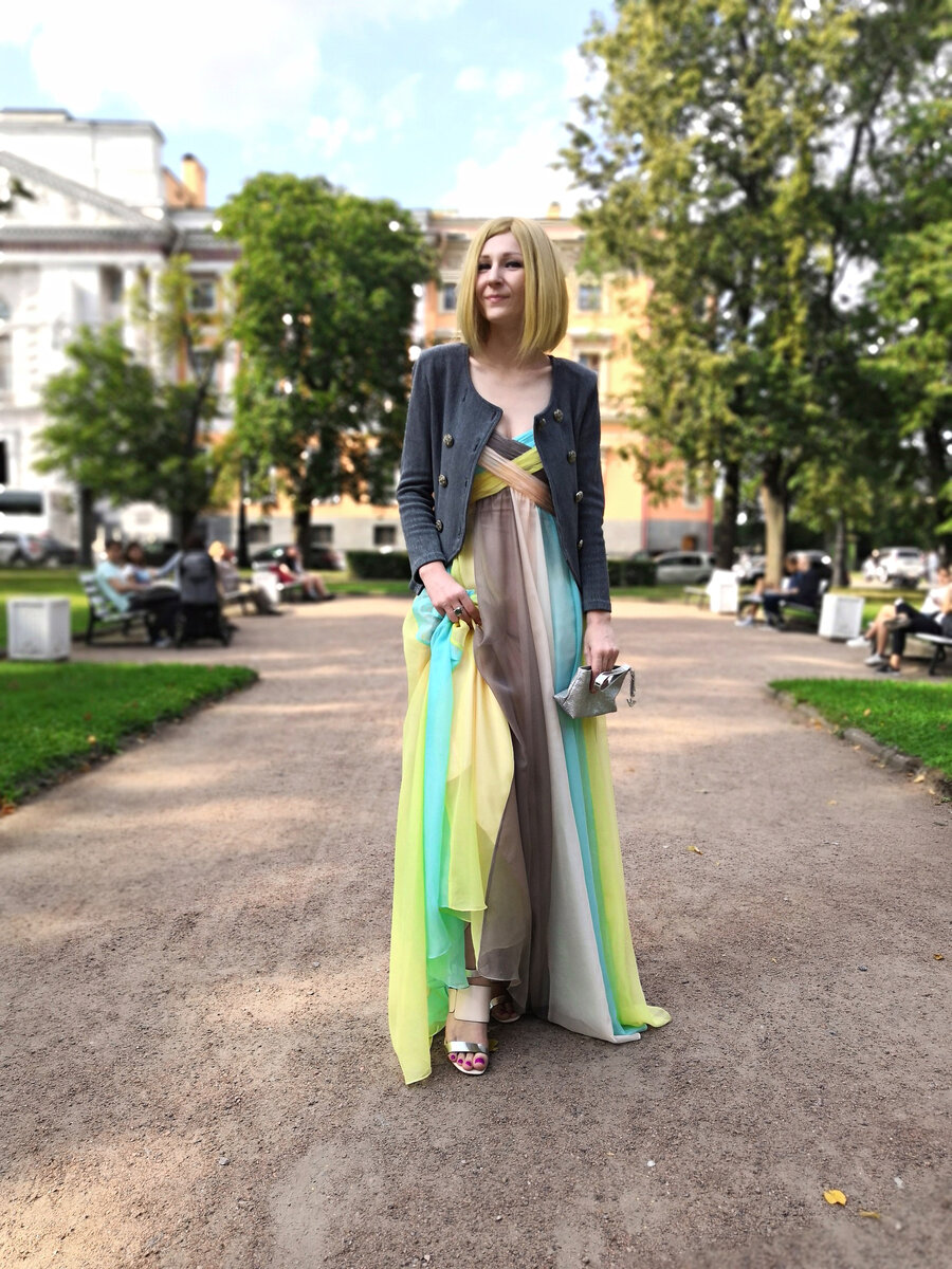 Надеть на свадьбу друзей светлое платье со шлейфом - опасная идея.