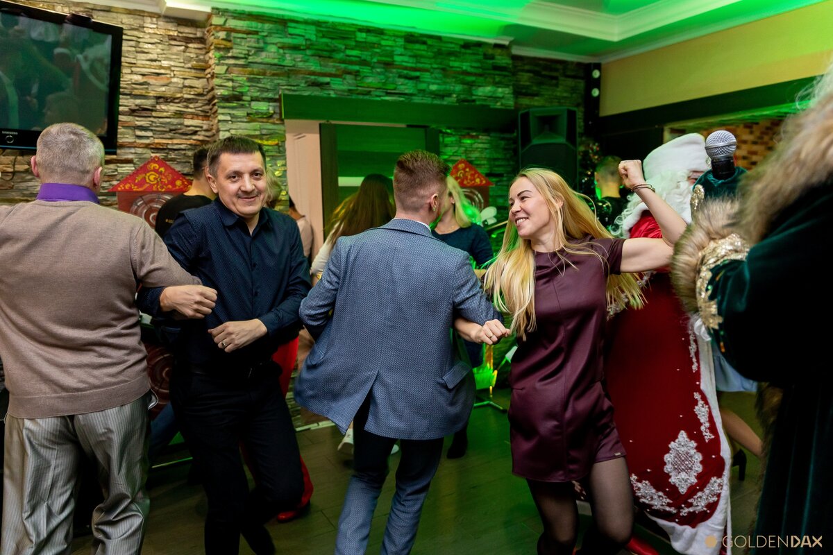 В клубе мы не только хорошо работаем, но и хорошо отдыхаем. Это фото с нашего новогоднего корпоратива, который проходил в пригороде Казани.