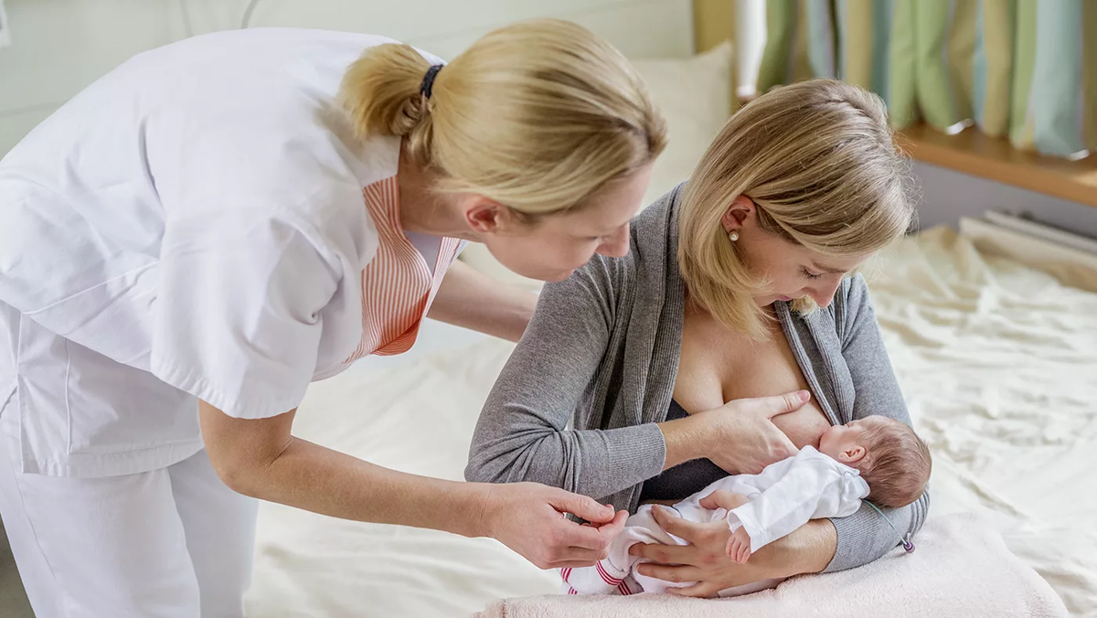 Breastfeeding lactation. Вскармливание новорожденного ребенка в роддоме. Консультация по грудному вскармливанию. Консультант по грудному вскармливанию. Вскармливание в родильном доме.