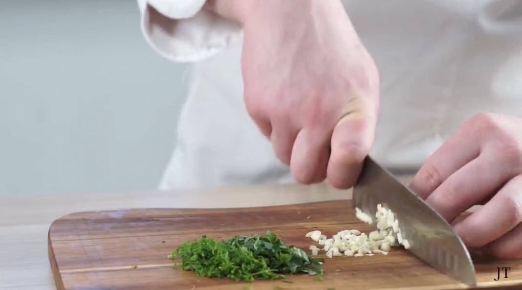 Мелко нарежьте зелень. Укроп сильно влияет на вкус, выбирайте тот пучок от которого запах слышно с расстояния, если же сильно выраженного "укропного" запаха нет, то это означает, что укроп выращивался в тепличных условиях. (укроп выращенный под открытым небом намного вкуснее). Что касается чеснока, то следует брать головки чуть меньше средней и упругими на ощупь.