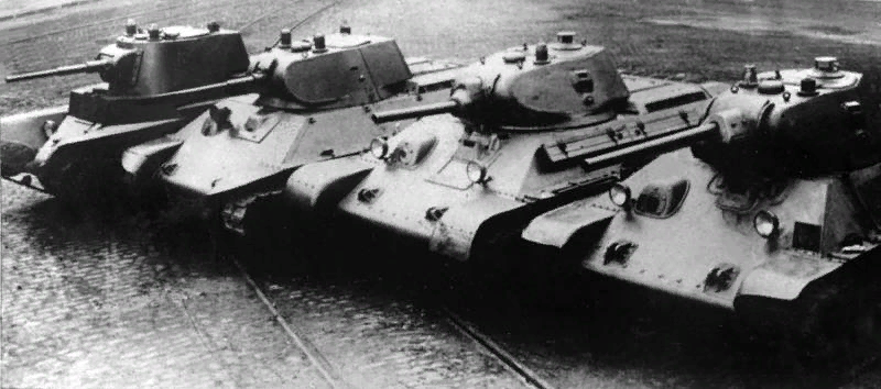 Танки предвоенной разработки. Крайний слева — БТ-7, справа — модификации Т-34 1940-го и 1941-го годов.