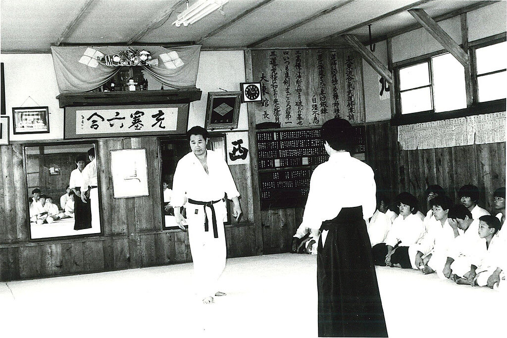 Кондо Сэнсэй преподаёт в додзё своего учителя в Абасири, Хоккайдо.