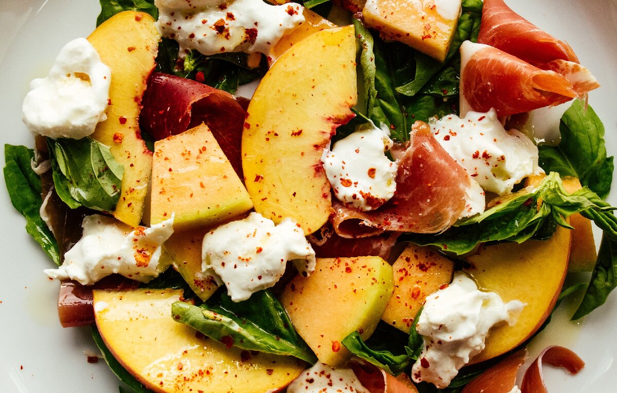 Летний салат, полный сладких фруктов : дыни и персики!