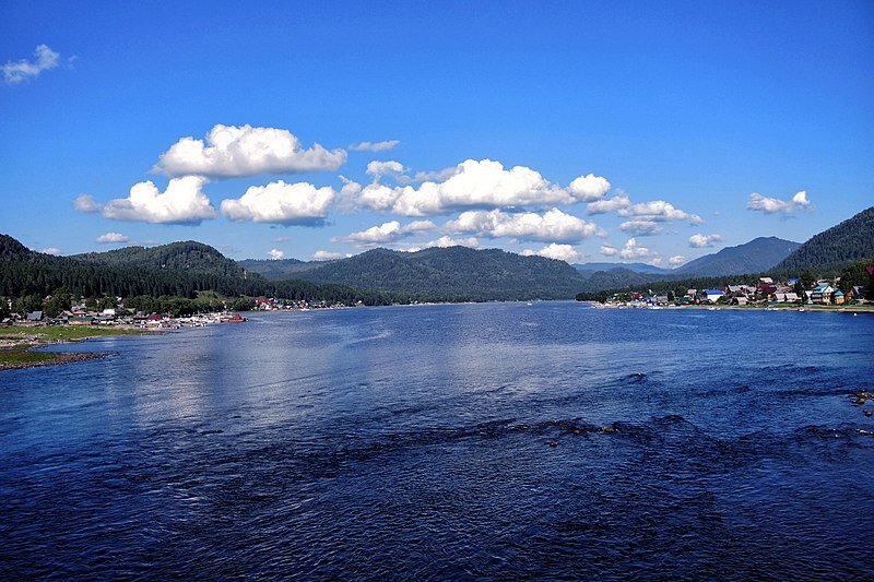 Вид с озера на посёлки Артыбаш и Иогач. Фото с викисклада