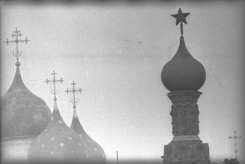Кресты на куполе Успенского собора и звезда рядом