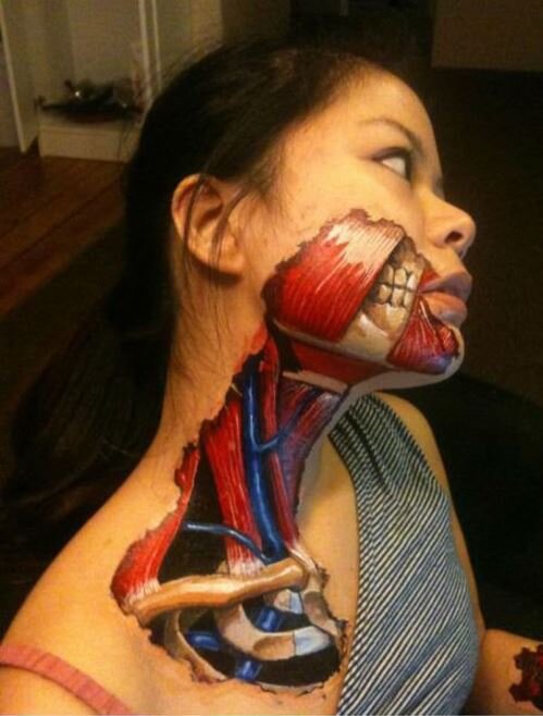 Вот пример  биомеханической татуировки. От него и и передергивает и хочется рассмотреть поближе. Носить такую тату постоянно я бы не стал.
