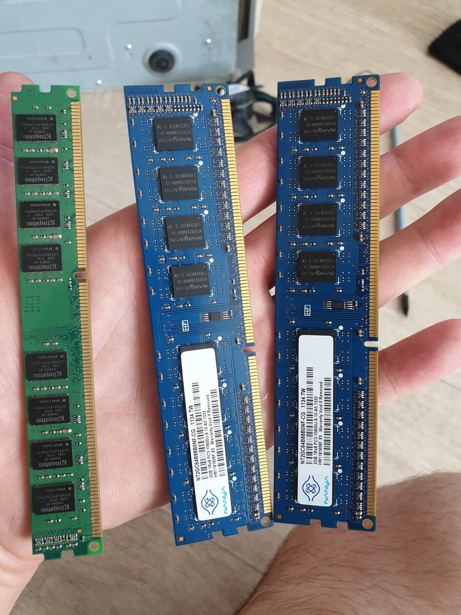 Куча  плашек ОЗУ.