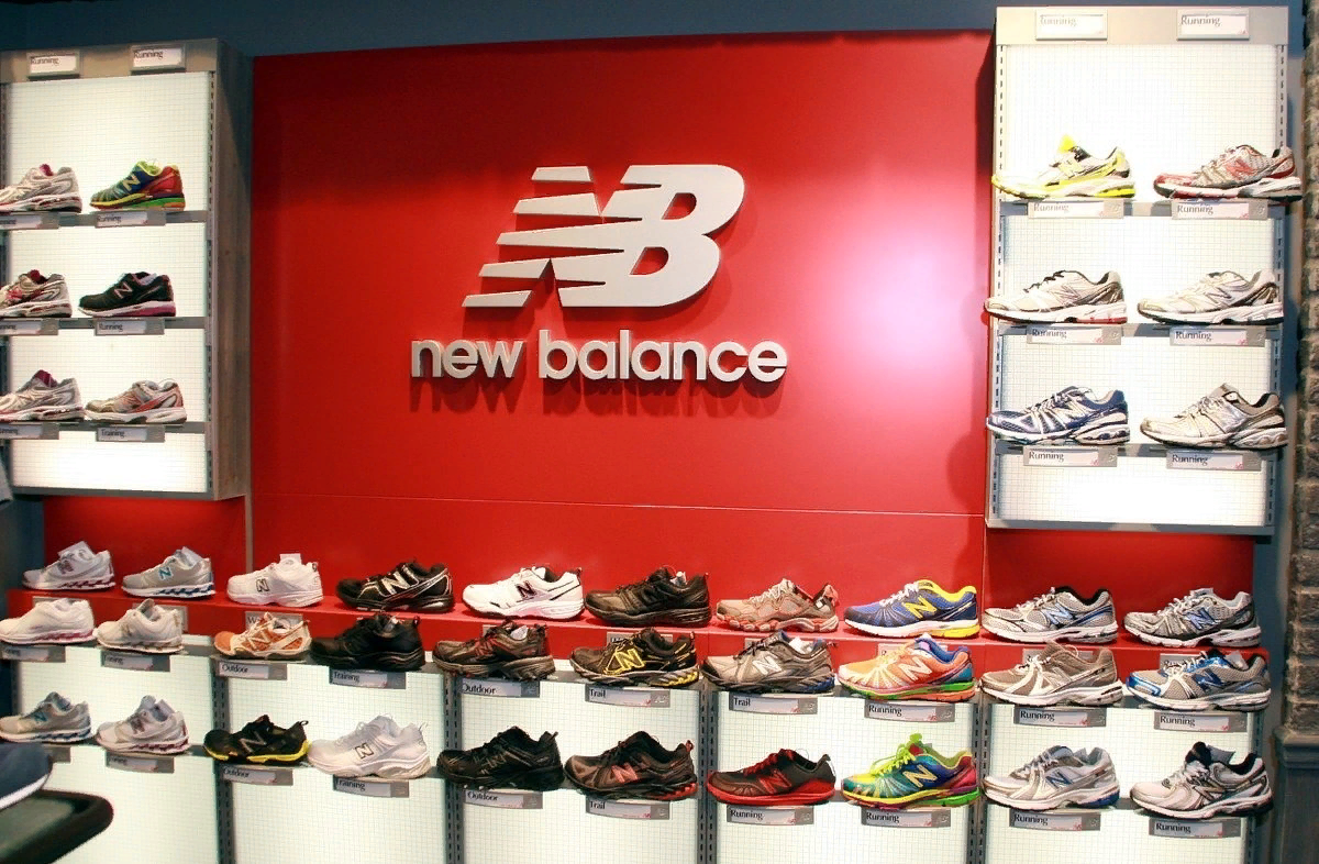 Одежда new balance. New Balance магазин. Магазин спортивной одежды. Витрина New Balance. Магазин обуви.