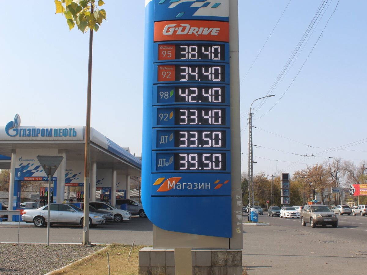 На бензоколонке 32 рубля 60. Бензин в Бишкеке. Заправка топливом. Бензин в Киргизии. Дешевый бензин.