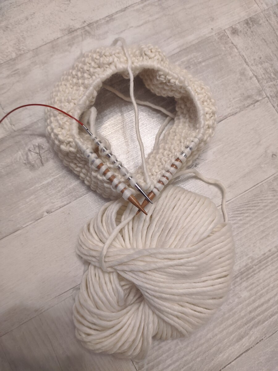 Для фиксированного подворота необходимо распустить петли открытого набора, перенести их на вспомогательные спицы и, подогнув полотно вовнутрь, провязывать петли вместе с ближней и дальней спиц.