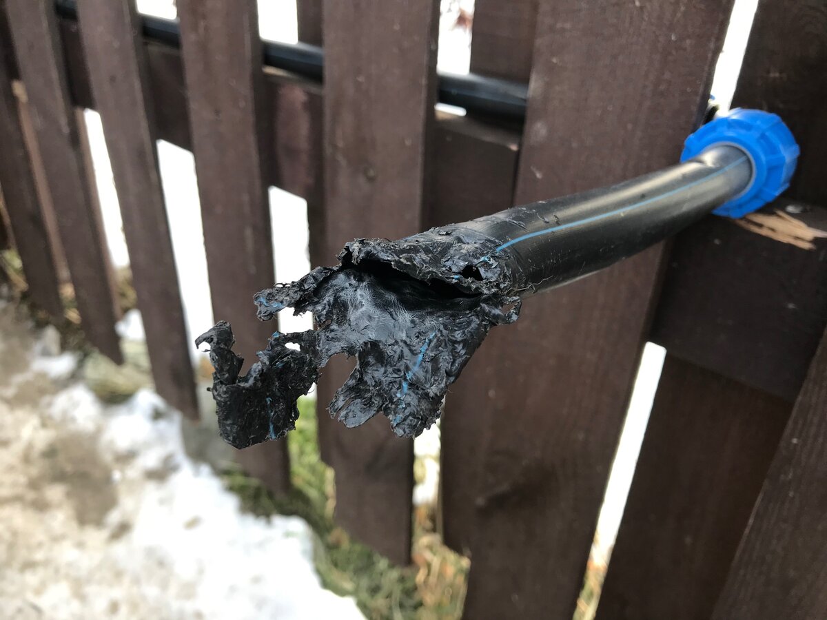 Заодно снял кран, чтобы не примерз. Но нашей рыжей Бритни стало очень любопытно что же это такое и обязательно нужно все попробовать на вкус)))