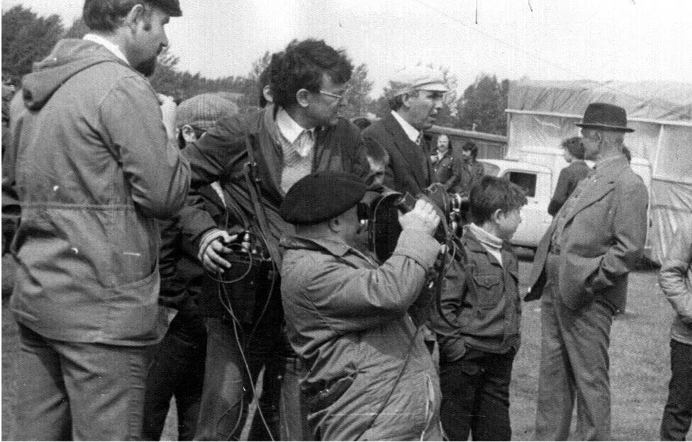 С Владимиром Шмыгой и известным кинооператором Петром Николаевичем Кузнецовым ( с кинокамерой). Фото из архива автора.