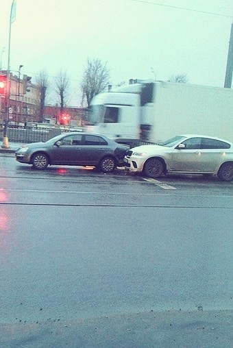 На данном фото видно как водитель внедорожника заехал на стоп линию,а водитель легковушки и вовсе заехал за неё. Обоим по идеи должен придти штраф, но все таки есть секрет. О нем вы и узнаете ниже. Фото сделано на ближайшем от моего дома перекрёстке.