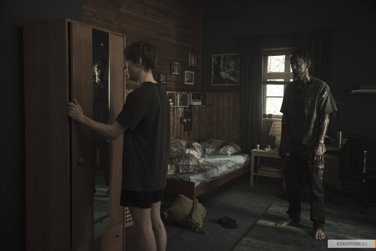 Йонасу кажется, что рядом с ним стоит призрак его повесившегося отца