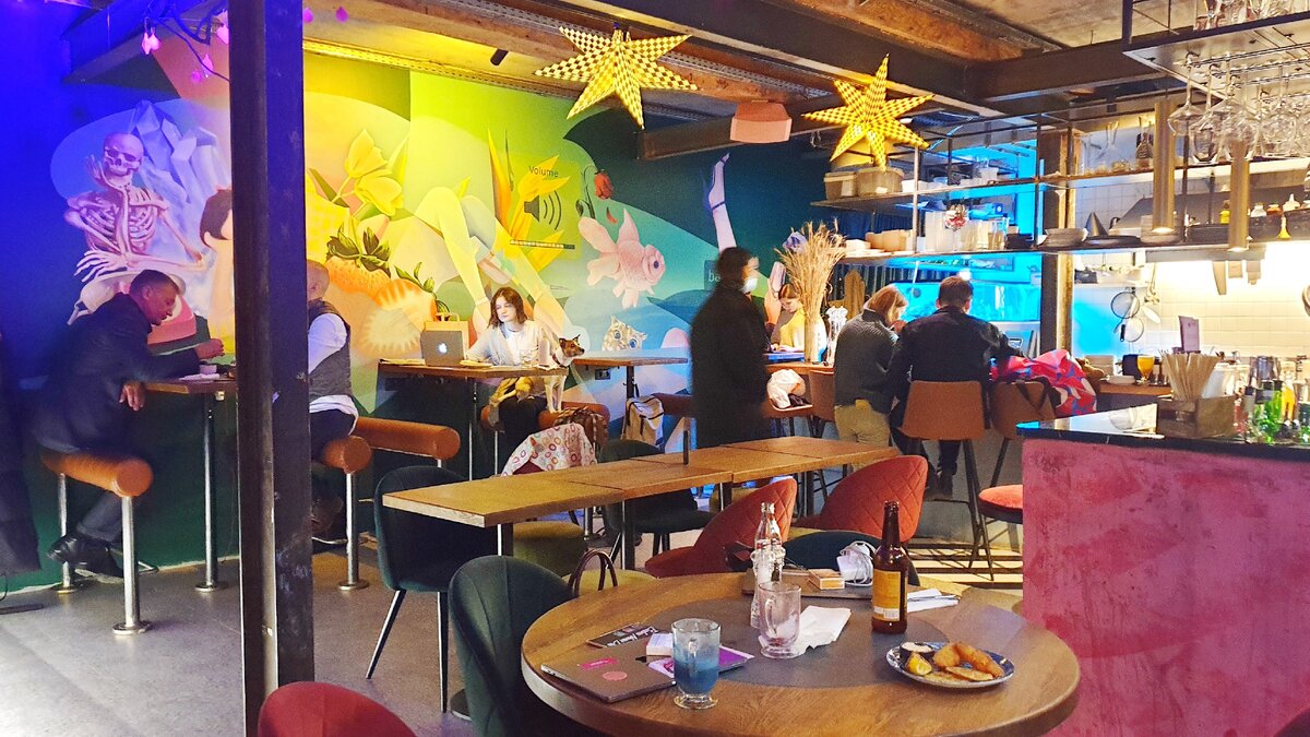 Обратите внимание на посадочные места вдоль стены