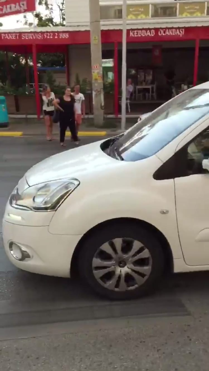 Пешеходы выжидают удачный момент для перехода дороги