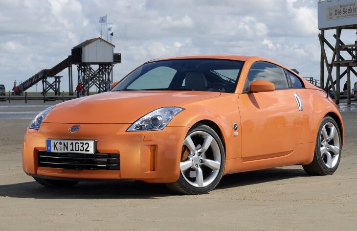 Nissan 350Z, предлагавшийся как купе или родстер с тканевым складывающимся верхом, имел два места в салоне. Машина классической компоновки (двигатель спереди, привод — на задние колёса) получила многорычажные подвески всех колёс, углепластиковый карданный вал и самоблокирующийся дифференциал. 