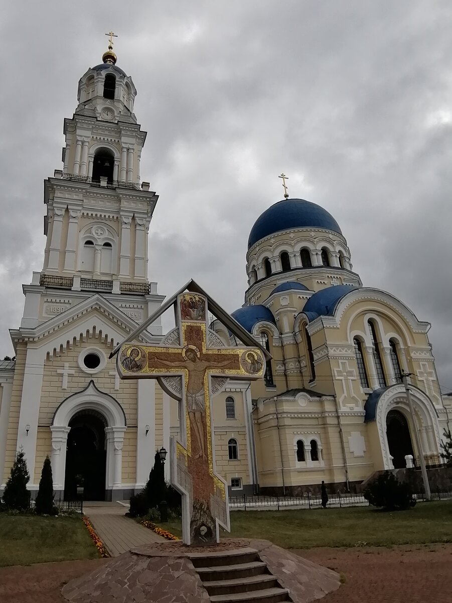 Поклонный крест и Святые врата. Вход в монастырь. Фото автора