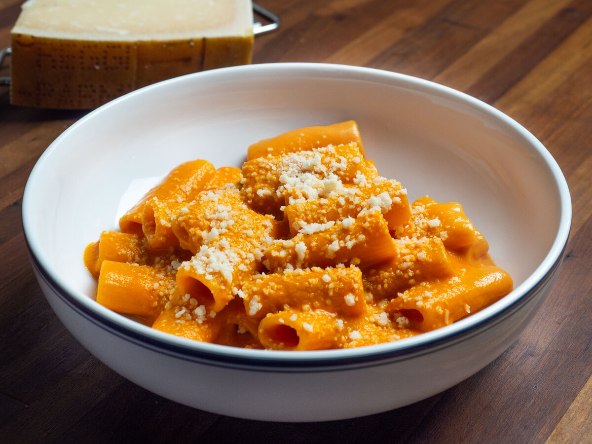 Являясь основным продуктом итало-американских ресторанов с красным соусом по всей территории Соединенных Штатов с 1980-х годов, водочный соус имеет такую же непрозрачную историю, как и его густой...
