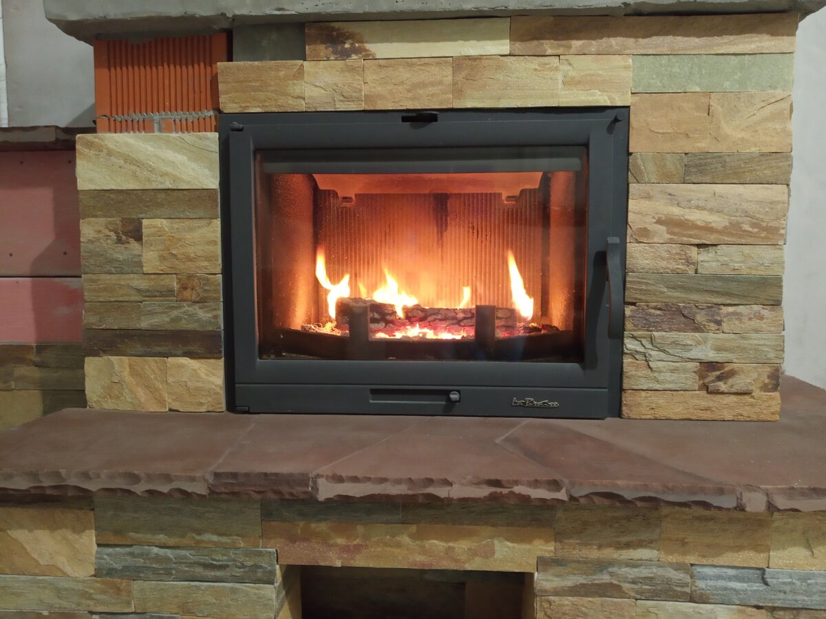 Отделка камина натуральным камнем, никак не соберемся доделать...