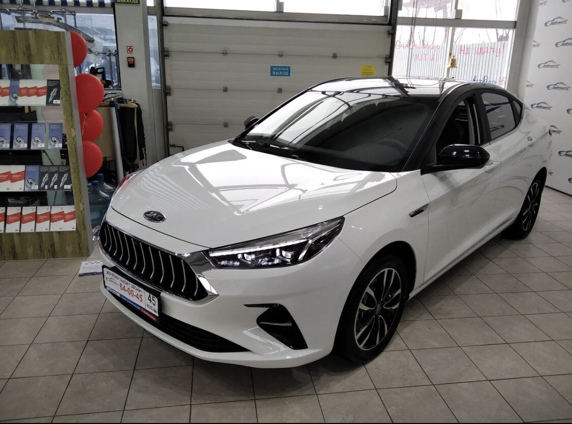 В общем - внешне он тебя притягивает, а, когда садишься в салон - тем более, но, на самом деле, его низкой цене есть объяснение, но об этом чуть позже, хотя его габариты 4775 x 1820 x 1492 - вообще не шуточные!