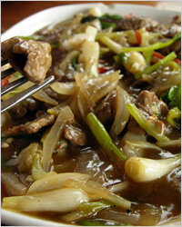 Вопреки распространенному мнению Львы едят не только мясо. Они любят всё, имеющее яркий вкус, богатый аромат и сочную текстуру. Львам очень нравится острая и сладкая пища, они в восторге от сложных смесей пряностей и ароматических трав, от шоколада и варенья. Кофе по-турецки или хороший черный или зеленый чай без сахара – их любимые напитки. Случается, что Лев обедает растворимой лапшой или консервами. Это не оттого, что он стал неразборчивым в еде, а оттого, что лучшего варианта поблизости не оказалось, а чувство голода для этого знака невыносимо. С аппетитом поедая не совсем полезную пищу, Лев полностью осознает свои действия и компенсирует вред в ближайшее время – позанимается на тренажерах или съест на ужин дополнительную порцию овощей.