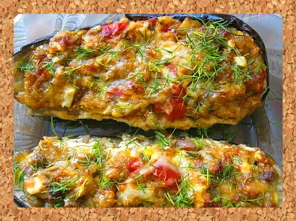 Вот такая вкуснятина - баклажаны, запеченные в духовке с овощами под сыром. Можно так запекать любые овощи на обед в углеводные дни.