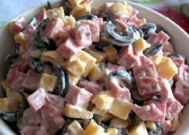 Салат с маслинами