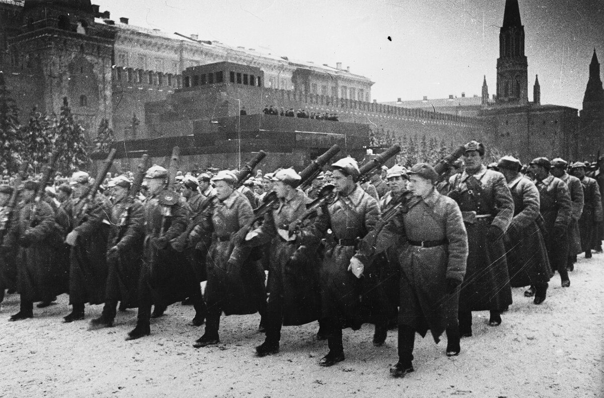 Парад 7 Ноября 1941 года в Москве.