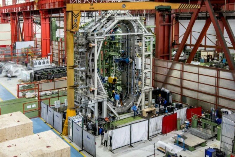 В итоге эпопея с термоядерной энергетикой закончилась проектом  "ITER" — строительством международного экспериментального термоядерного реактора силами 35 государств для достижения самоподдерживающейся термоядерной реакции. Это самый сложный проект в истории человечества. Запуск по плану - в 2025 году, выход на полную мощность - 2035 год. 