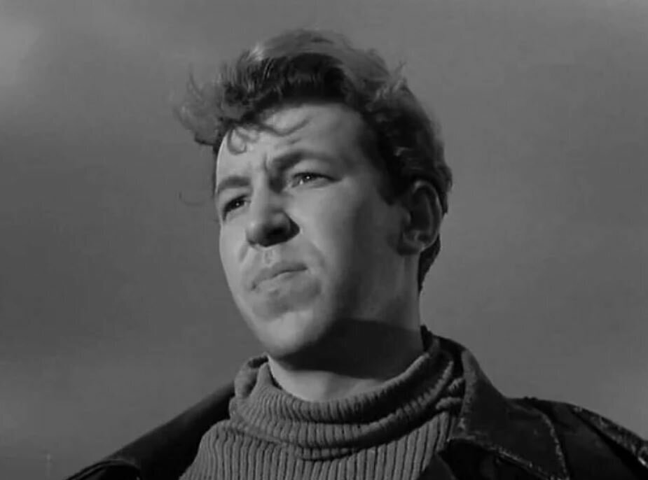 Актер Роман Филиппов (кадр из фильма «Впереди - крутой поворот»). Источник фото: iznat.com