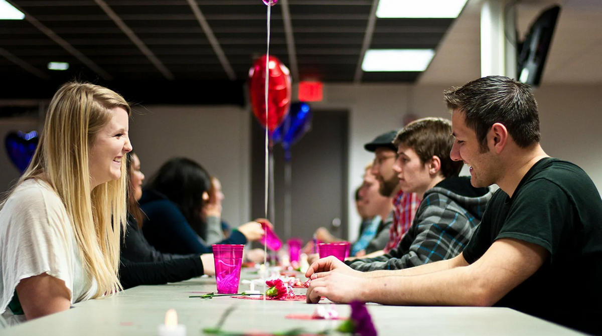 На первом знакомстве. Быстрые свидания. Вечеринка быстрых свиданий. Speed dating. Экспресс свидания.