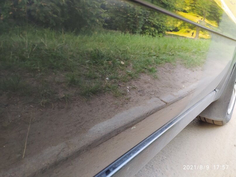 Фото после ремонта (следов вмятины нет, молдинг заменен)