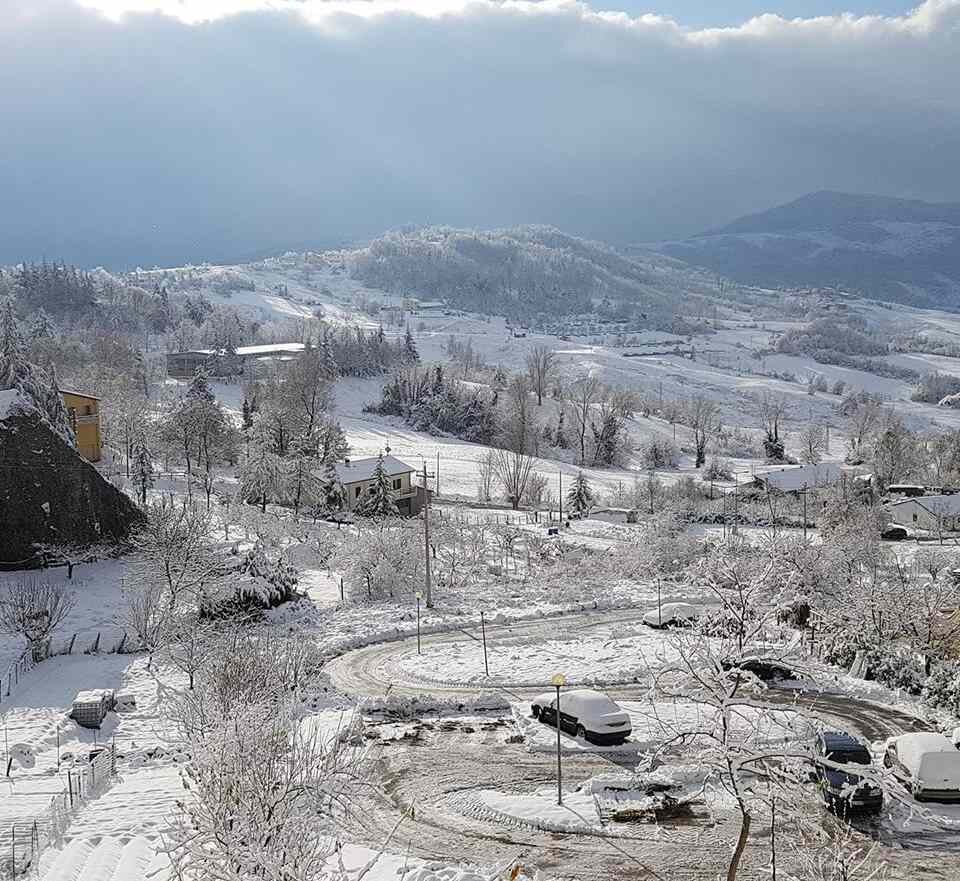 Вид сверху на парковку перед домами Антонио зимой