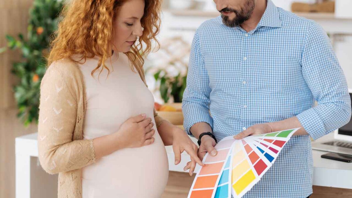 Какие обои для детской комнаты лучше выбрать
При выборе отделочных  материалов для стен в детской комнате большинство родителей отдают  предпочтение именно обоям. И причин тому несколько: обои считаются одним  из самых экологичных материалов, их легко клеить и так же легко  поменять, когда ребёнок подрастёт и у него изменятся интересы.