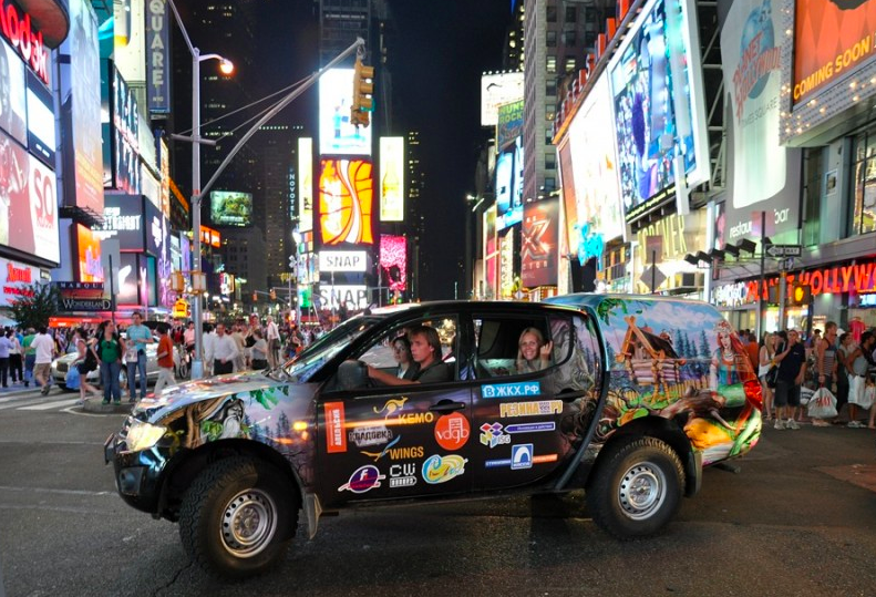 Олег Радул (за рулем) во время кругосветного путешествия на автомобиле.