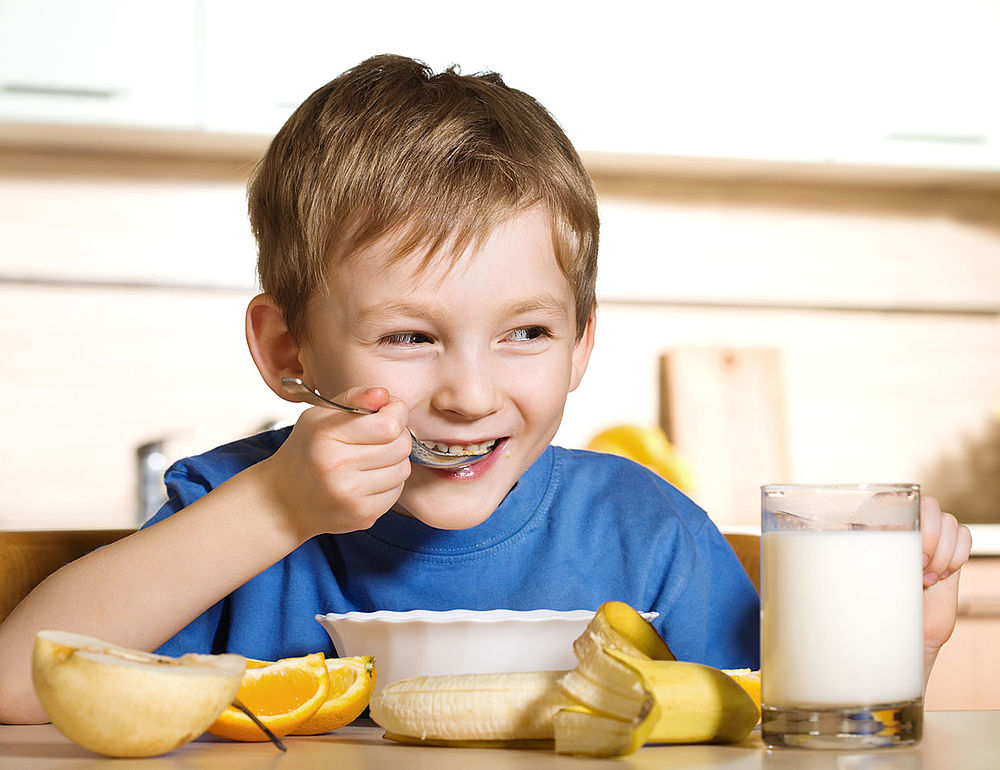 Позавтракать дети. Мальчик кушает. Здоровый завтрак для школьника. Ребенок завтракает. Питание детей.
